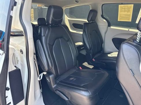 Used 2023 Chrysler Pacifica Touring-L FWD image 11