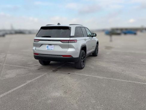 New 2026 Jeep Grand Cherokee Altitude image 11