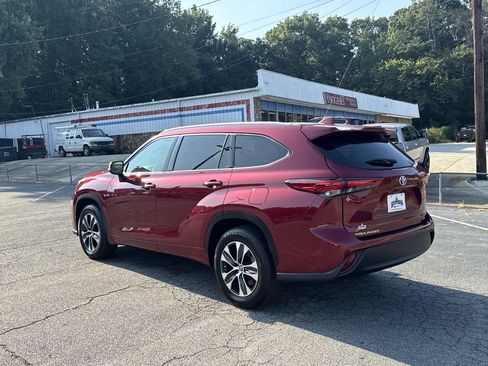 Used 2022 Toyota Highlander XLE FWD image 5