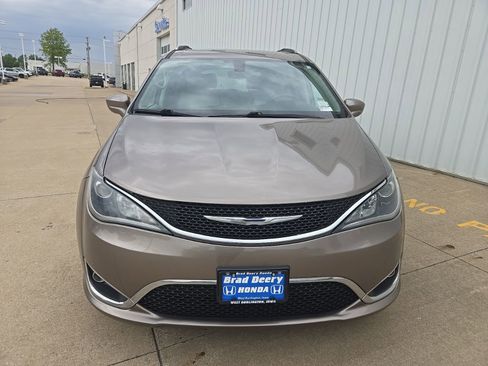 Used 2018 Chrysler Pacifica Touring-L FWD image 3
