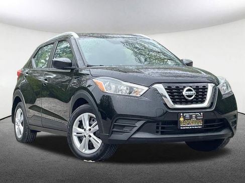 Used 2018 Nissan Kicks S FWD image 2