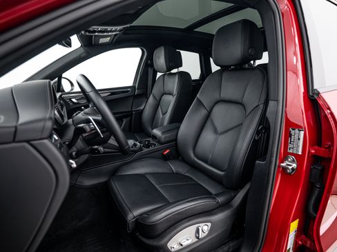 Certified 2026 Porsche Macan Turbo AWD/4WD image 5