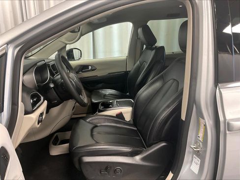 Used 2024 Chrysler Pacifica Touring-L image 10