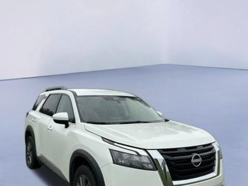 Used 2025 Nissan Pathfinder SV FWD image 5