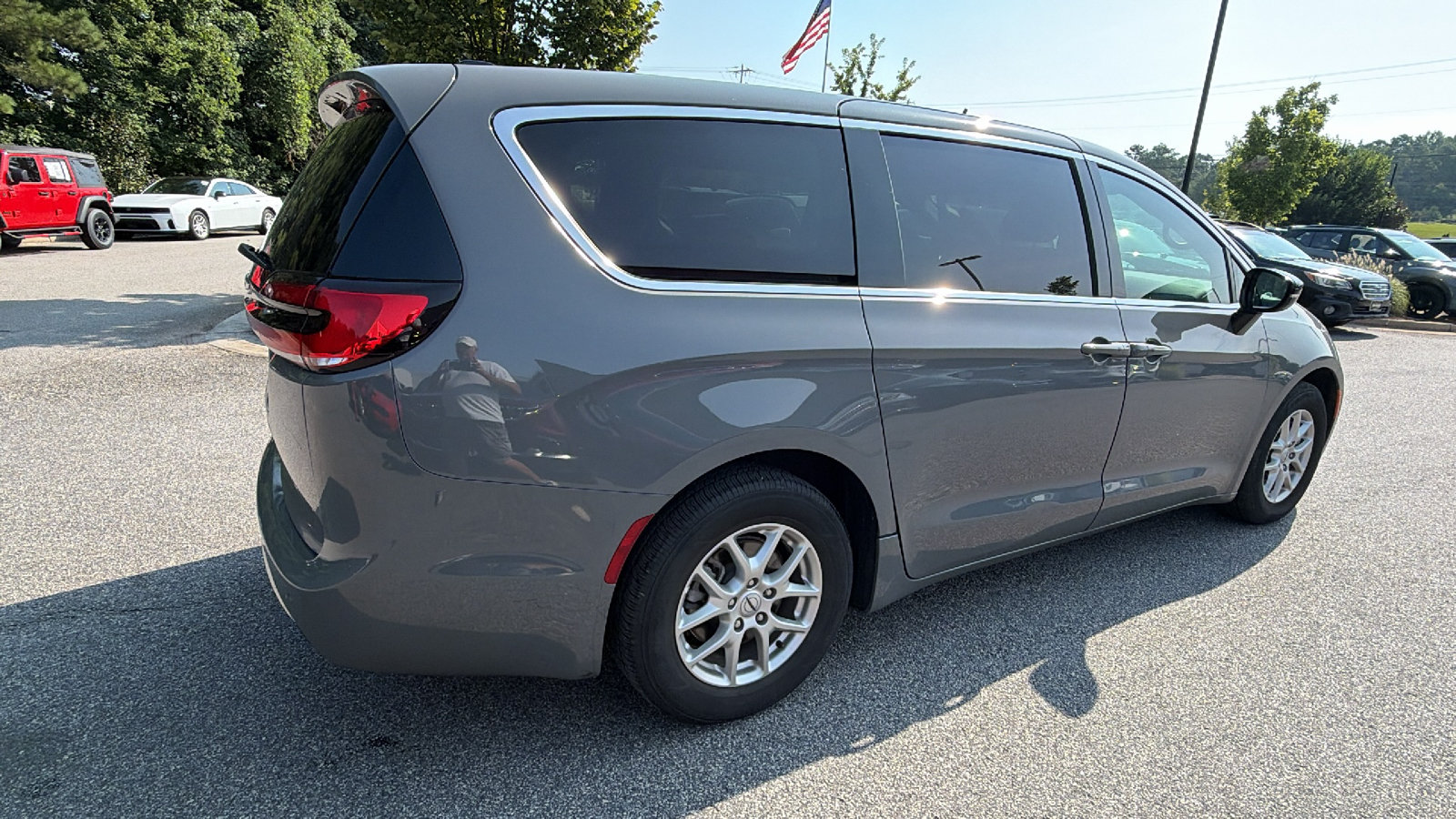 Used 2025 Chrysler Pacifica Select FWD image 8