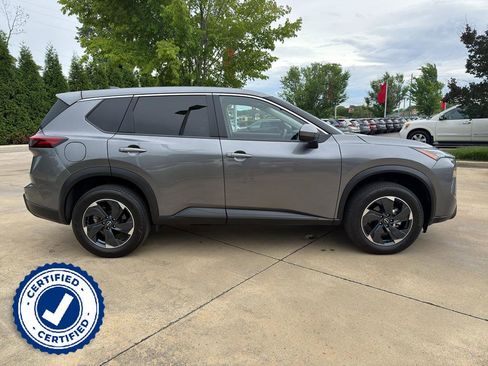 Used 2024 Nissan Rogue SV FWD image 2