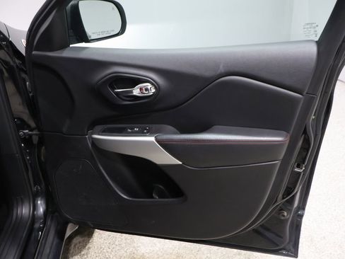 Used 2018 Jeep Cherokee Trailhawk w/ Comfort/Convenience Group image 25