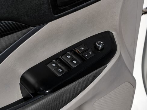 Used 2019 Toyota Highlander LE image 34