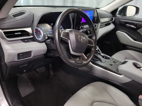 Used 2023 Toyota Highlander XLE AWD/4WD image 16