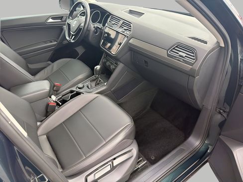 Used 2019 Volkswagen Tiguan SE w/ Panoramic Sunroof Package image 11