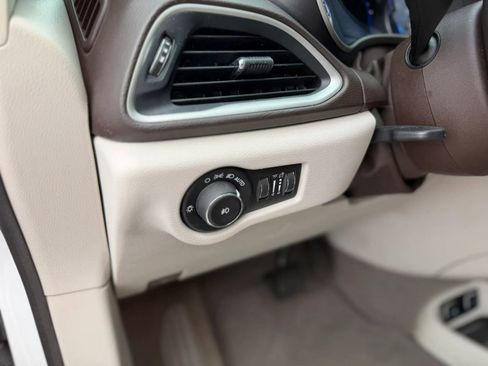 Used 2020 Chrysler Pacifica Touring-L FWD image 31