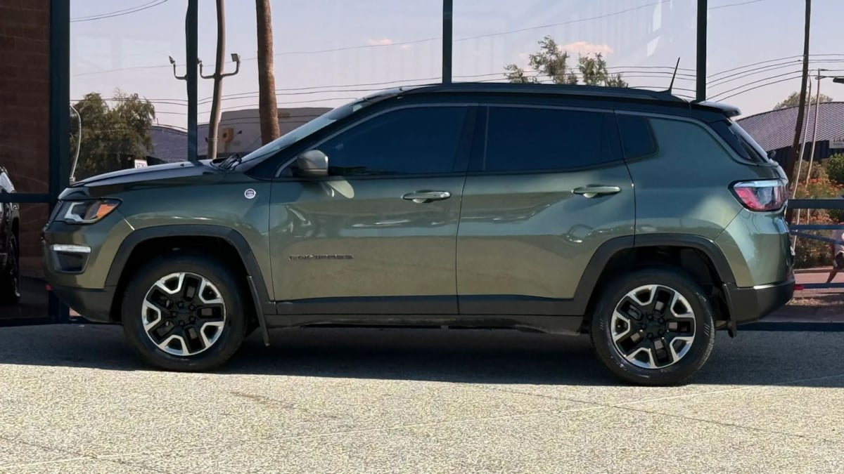 Used 2017 Jeep Compass Trailhawk AWD/4WD image 4