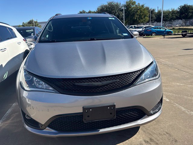 Used 2020 Chrysler Pacifica Touring-L w/ S Appearance Package FWD image 2