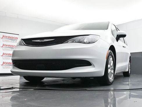 Used 2022 Chrysler Voyager LX image 34