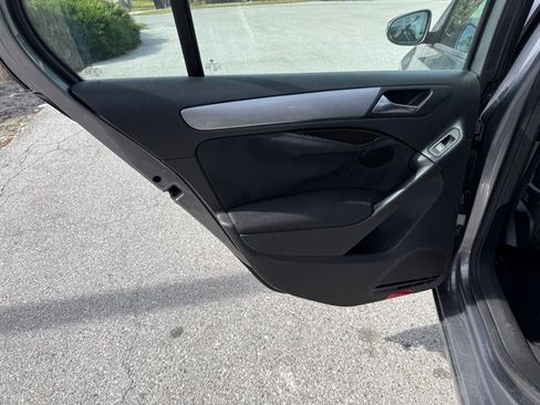 Used 2010 Volkswagen Golf 4-Door image 12