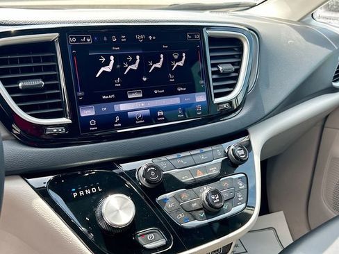 Used 2023 Chrysler Pacifica Touring-L FWD image 12