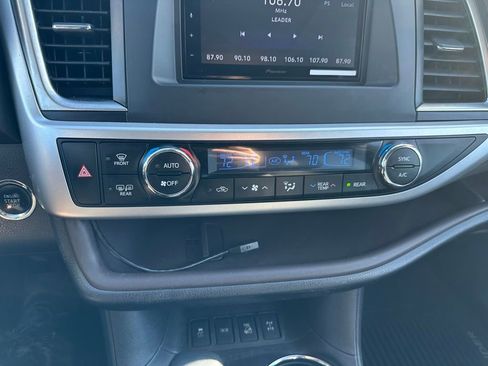 Used 2017 Toyota Highlander Limited image 24