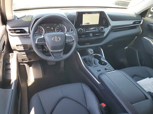 Used 2025 Toyota Highlander XLE FWD image 17