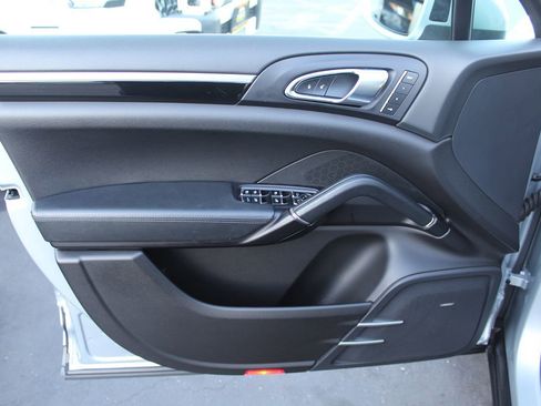 Used 2018 Porsche Cayenne Platinum Edition image 18