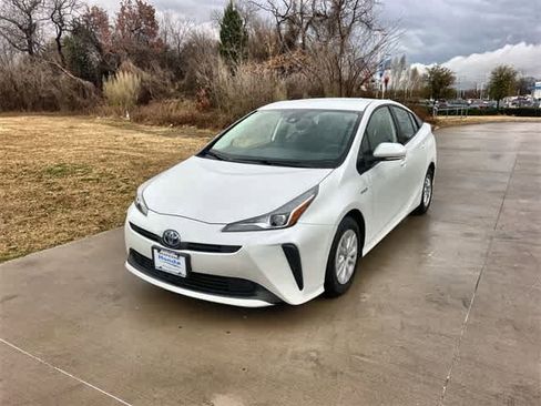 Used 2022 Toyota Prius L Eco image 2