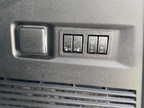 Used 2023 GMC Yukon Denali RWD image 18