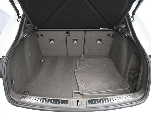Certified 2025 Porsche Macan AWD/4WD image 28