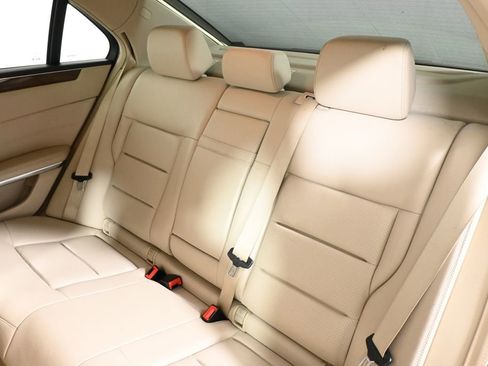 Used 2014 Mercedes-Benz E 350 4MATIC Sedan image 4