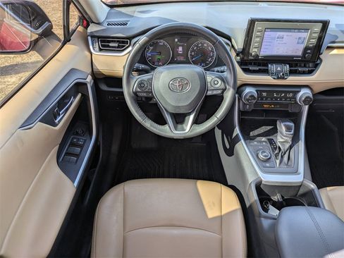Used 2022 Toyota RAV4 XLE Premium image 17