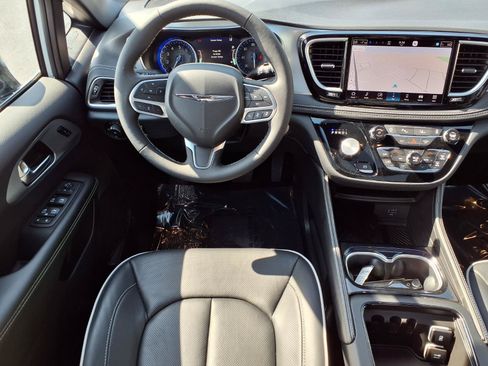 Used 2026 Chrysler Pacifica Limited FWD image 2
