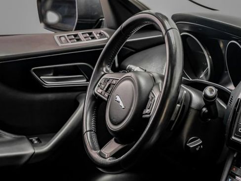 Used 2017 Jaguar F-PACE image 31