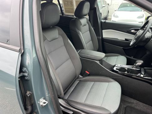 Used 2025 Chevrolet Trax LT w/ LT Convenience Package FWD image 36