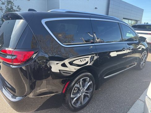 Used 2024 Chrysler Pacifica Pinnacle image 4