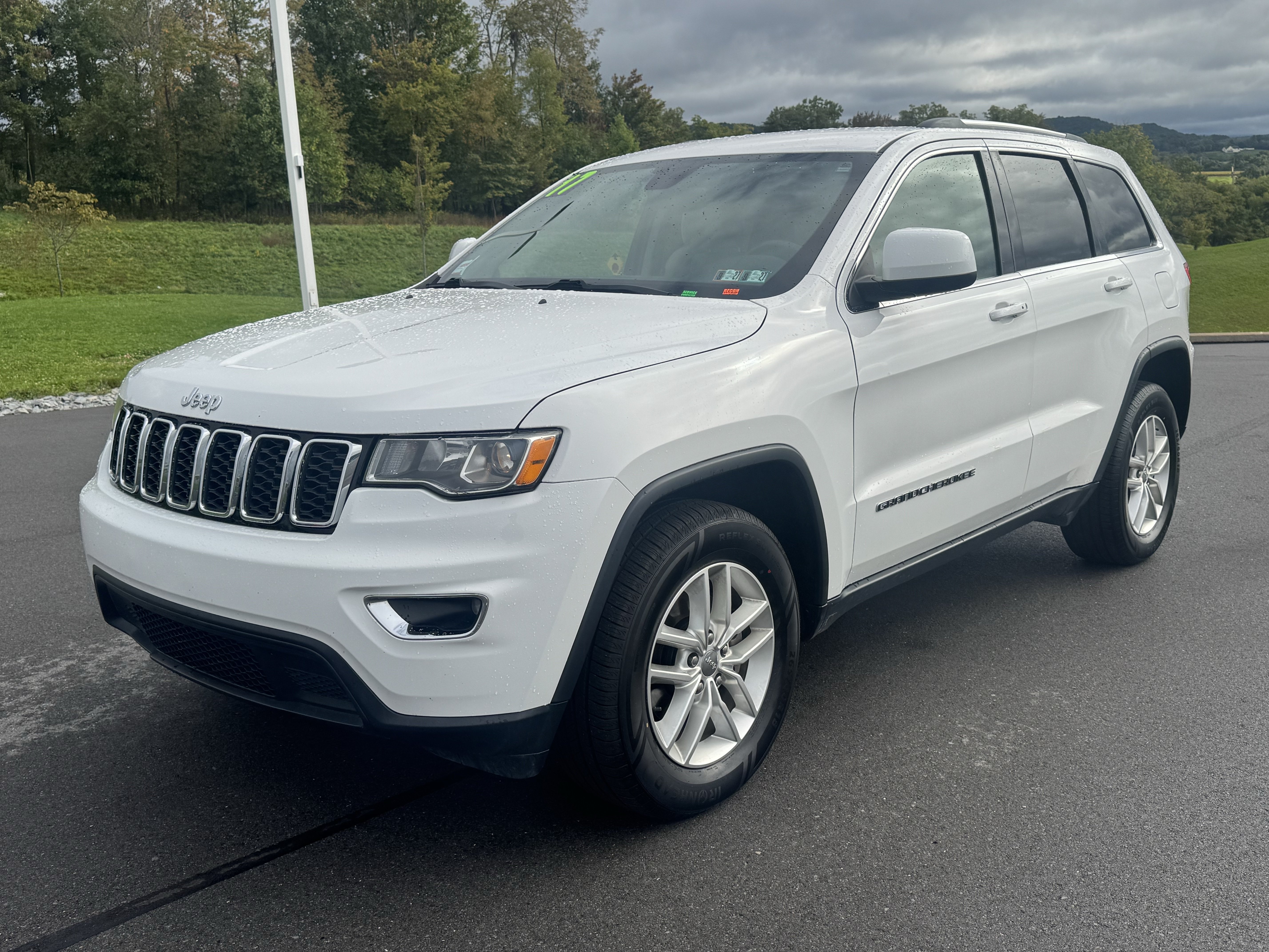 Used 2017 Jeep Grand Cherokee Laredo w/ Quick Order Package 23E AWD/4WD image 8