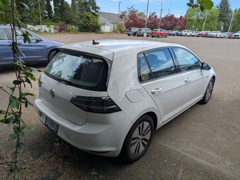 Used 2016 Volkswagen e-Golf SE image 7