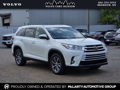 Used 2019 Toyota Highlander XLE FWD image 1