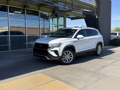 Used 2024 Volkswagen Taos SE w/ Panoramic Sunroof Package