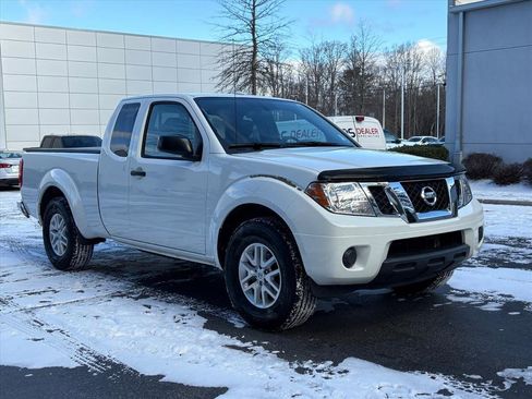 Used 2018 Nissan Frontier SV image 1