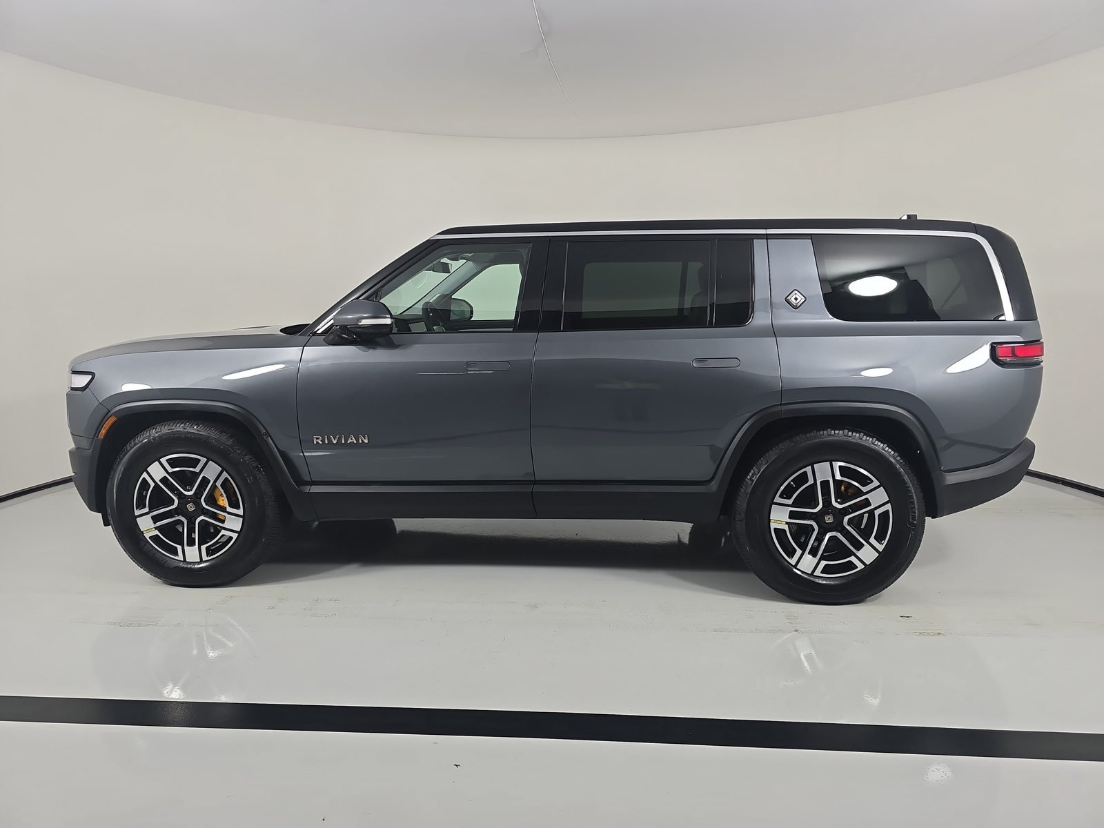 Used 2023 Rivian R1S Launch Edition Quad AWD/4WD image 2