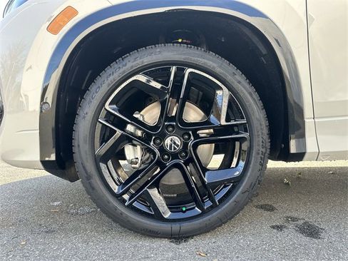 New 2025 Volkswagen Tiguan SE R-Line image 11