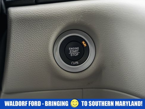 Used 2024 Chrysler Pacifica Touring-L image 25