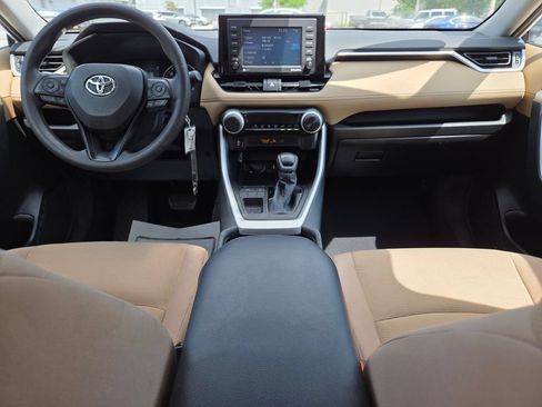Used 2021 Toyota RAV4 LE FWD image 5