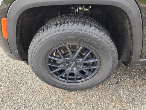 Used 2023 Jeep Grand Cherokee Laredo AWD/4WD image 9