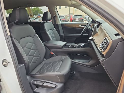 Used 2025 Volkswagen Atlas SE FWD image 32