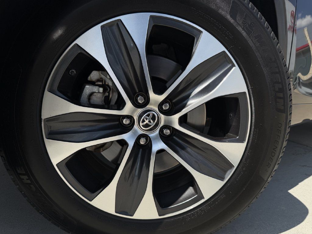 Used 2021 Toyota Highlander XLE FWD image 9