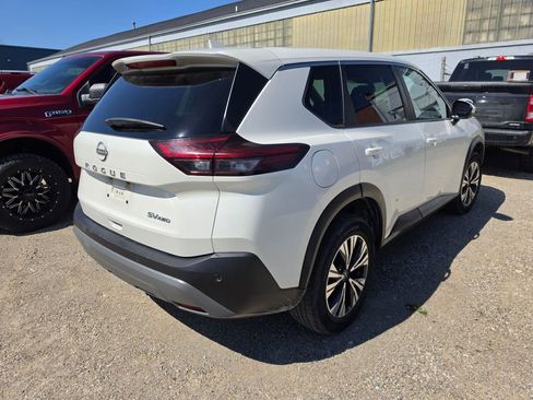 Used 2023 Nissan Rogue SV image 2
