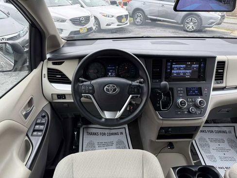 Used 2016 Toyota Sienna LE image 14