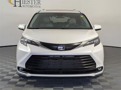 Used 2025 Toyota Sienna XLE image 3