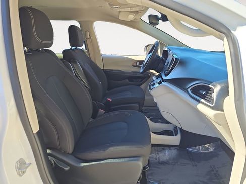 Used 2023 Chrysler Voyager LX image 15