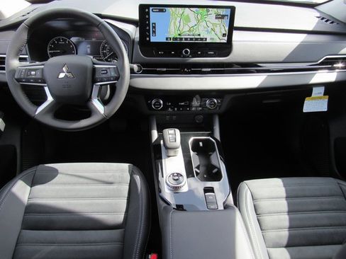 New 2025 Mitsubishi Outlander SE image 10
