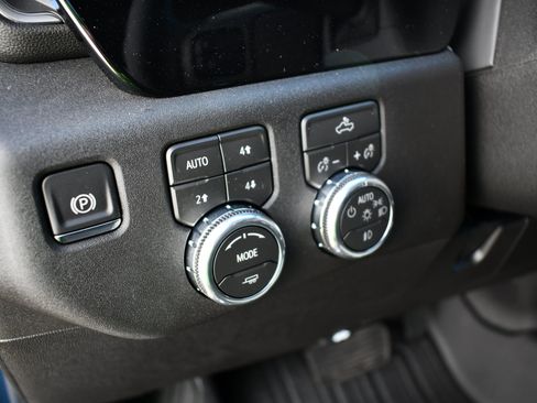 New 2026 GMC Sierra 1500 Elevation w/ LPO, Elevation Black Package image 17